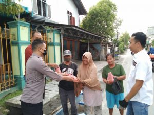 Sat Reskrim Polresta Deli Serdang Bagikan Bansos Kepada Masyarakat Terdampak Kenaikan BBM.