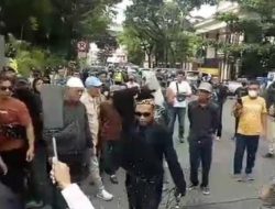 Aksi Demo Di kantor Gubernur Sumsel, “Macan Tutul Siram Bensin Untuk Bakar Diri.”