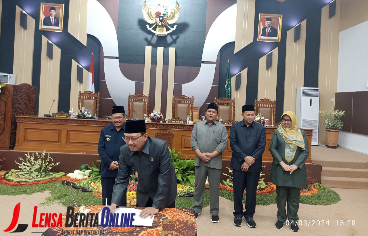 Ketua DPRD Kabupaten Pasuruan saat melakukan penandatanganan persetuan bersama denagn didampingi Pj Bupati serta para Wakil Ketua DPRD. Senin (4/3/2024)