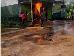 Si Jago Merah Lahap Pertamini Milik Warga, Babinsa Kodim 0421/LS Sigap Padamkan Api