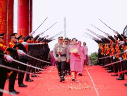 Dilepas Dengan Tradisi Pedang Pora, Komjen A Rachmad Wibowo dan Istri Tak Kuasa Meneteskan Air Mata