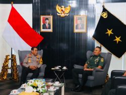 Terima Kejutan Danrem 044/Gapo, Kapolda Sumsel Optimis Semakin Solidnya TNI Polri Dalam Bersinergi di Bumi Sriwijaya