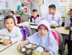 Jalankan Program Pemerintah, Polda Sumsel Berikan Makan Sehat Bergizi Gratis Bagi Siswa Sekolah Dasar