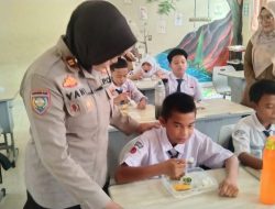 Polda Sumsel Amankan Distribusi Kick Off Program Makan Bergizi Gratis ke Beberapa Sekolah di Palembang