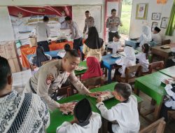 Polsek Pulau Rimau Bagikan Makan Siang Bergizi Kepada Pelajar SDN 11 Desa Teluk Betung