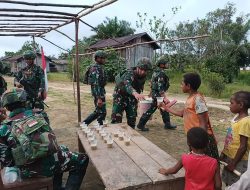 Satgas Yonif 141/AYJP Pos Korowai Melaksanakan Pembagian Bubur Dalam Memperingati Hari Gizi Nasional
