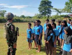 Tanamkan Disiplin Sejak Dini, Satgas Yonif 144/JY Latihkan Baris Berbaris Anak SD di Perbatasan Papua