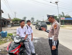 Unit Lantas Polsek Kandis Tengah Imbau Pelajar Wajib Pakai Helm Saat Berkendara Ke Sekolah