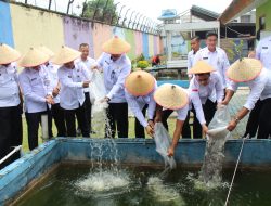 DUKUNG PROGRAM KETAHANAN PANGAN, KAKANWIL DITJENPAS RIAU TABUR BENIH IKAN PATIN DI LAPAS KELAS IIA PEKANBARU