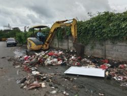 17 Truk dan 1 Alat Berat Dikerahkan untuk Angkut Sampah Menumpuk di Jalan Baru-Sentiong