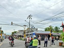 Personil Polres Siak Siaga di Pos Pam Terpadu Istana Siak, Laksanakan Patroli dan Pengaturan Lalu Lintas di Lokasi Wisata