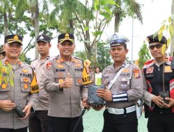 Kapolres Siak Berikan Hadiah Bibit Pohon kepada Personel yang Berulang Tahun