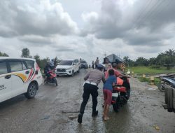 Polres Siak Berjibaku Bantu Masyarakat dan Pemudik Hadapi Banjir di Jalur Lintas Siak – Buton