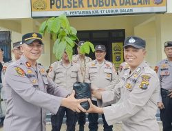 Kapolres Siak Beri Kado Unik: Bibit Pohon untuk Personil yang Berulang Tahun