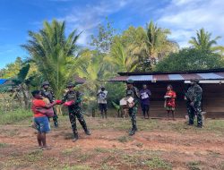 Wujud Kepedulian, Satgas Yonif 144/JY Bagikan Bansos kepada Warga Perbatasan