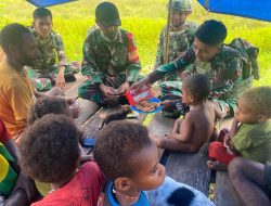 Peduli Warga Papua, Satgas 141/AYJP Berkunjung dan Berbagi ke Warga Yang Berduka
