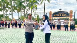 Kapolres Siak Kembali Beri Kado Unik: Bibit Pohon untuk Personel yang Berulang Tahun, Simbol Kepedulian terhadap Alam