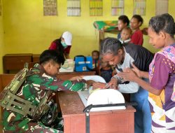Tingkatkan Kesehatan Masyarakat, Satgas Yonif 141/AYJP Adakan Posyandu dan Pengecekan Malaria di Kampung Gturki