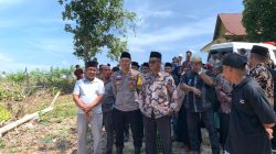 Polri Hadir di Tengah Duka, Bhabinkamtibmas Kp. Pinang Sebatang Dampingi Prosesi Pemakaman Penghulu Kampung