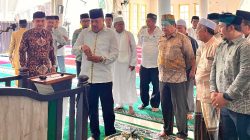 Bupati Kab Nagan Raya Lakukan Prosesi Peusijuek Mimbar Masjid Baitul Mukhlisin Kuta Baro
