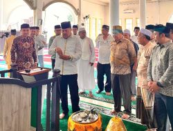 Bupati Kab Nagan Raya Lakukan Prosesi Peusijuek Mimbar Masjid Baitul Mukhlisin Kuta Baro